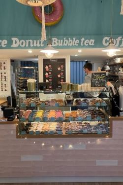 Coup d'oeil sur l'agencement de la boutique de donuts Denise's donuts à Rennes : merci de votre...