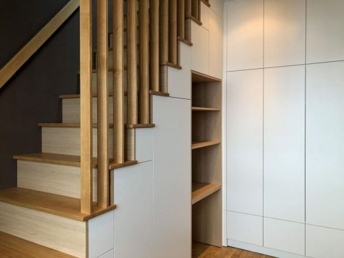 On opte pour le sur-mesure sous l'escalier pour optimiser chaque espace de la maison ! Faites de...