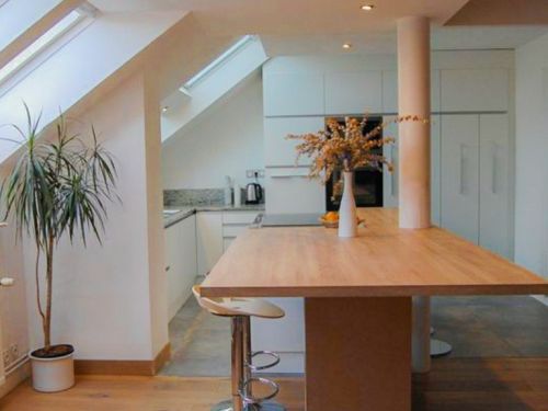 Coup d'œil sur la douceur du bois et du blanc d'une cuisine ouverte dans un joli appartement ! 🤍...