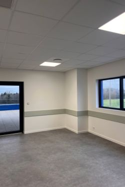 Retour sur la création en cours d'une cuisine et d'une banquette dans une salle commune....