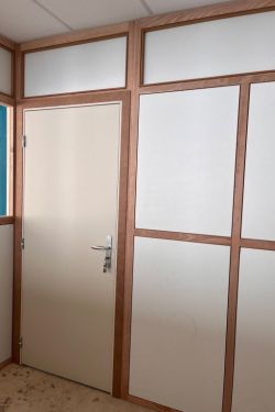 Réalisation de cloisons de séparation en hêtre et en MDF à peindre pour le cabinet d'un...