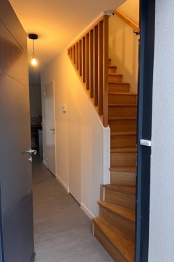Création d'un claustra d'entrée en bois massif et pose d'une main courante également en chêne...
