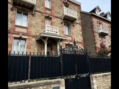 Aménagement d’une cave à vin sur-mesure à Dinard 📍

Comment stocker 3 000 bouteilles dans un...