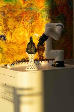 Fabrication d'un présentoir cintré laqué pour l'incorporation d'une machine industrielle de...