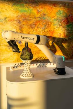 Fabrication d'un présentoir cintré laqué pour l'incorporation d'une machine industrielle de...