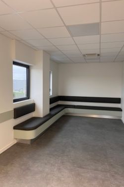 Retour sur la création en cours d'une cuisine et d'une banquette dans une salle commune....