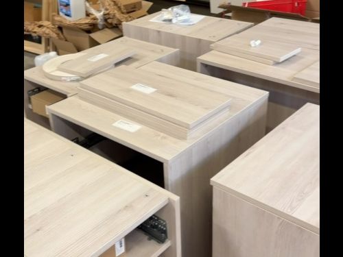 Des bureaux sur mesure 🏢

Chaque entreprise a ses propres besoins et contraintes. Nous concevons...